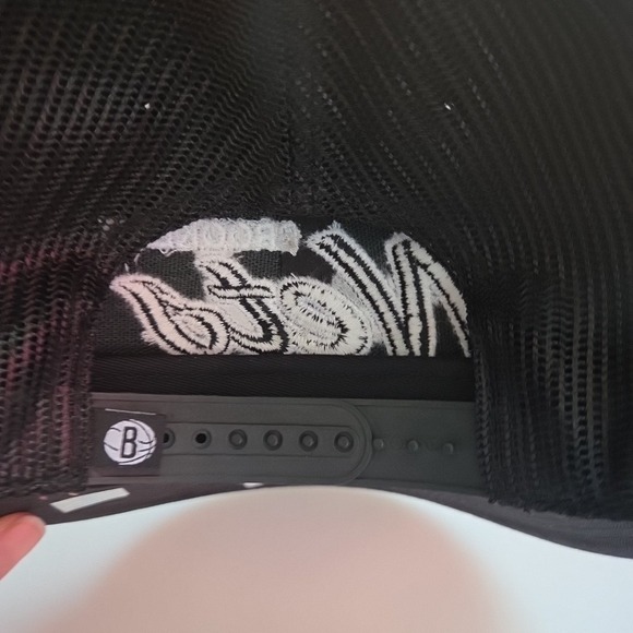 Men's NBA Brooklyn Nets Black/White Logo State Snapback - Picture 3 of 3